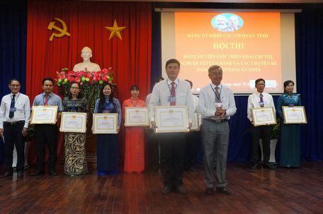 Phó Bí thư Thường trực Đảng ủy Khối Các Cơ quan tỉnh- Nguyễn Văn Khuyến trao giải nhất cho TS Trương Minh Chánh.