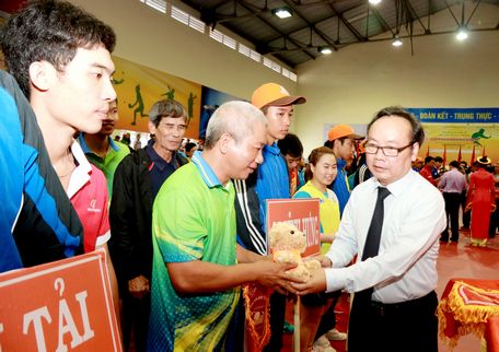 Ông Trần Gia Thái- Chủ tịch Liên đoàn Bóng bàn Việt Nam trao cờ lưu niệm cho các đội tham dự giải.