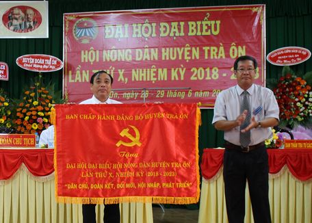 Huyện ủy Trà Ôn trao tặng bức trướng chúc mừng đại hội.