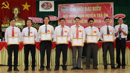 Ông Trương Kế Truyền- Chủ tịch UBND huyện tặng giấy khen cho 7 tập thể xuất sắc.