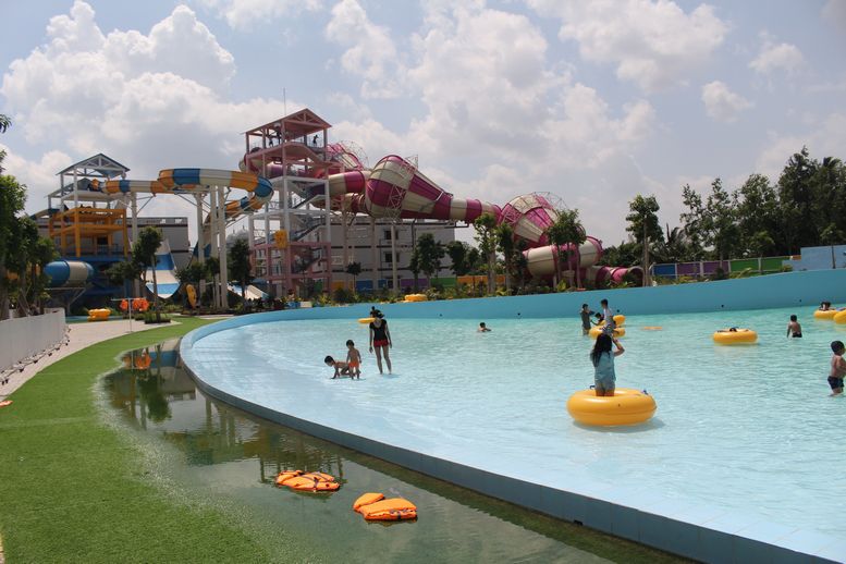 Ngoài ra, còn có công viên nước mới lạ như bãi biển mini, trượt ống dành cho trẻ em đến người lớn đều có thể tham gia.