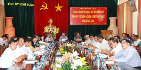  Tham dự tại điểm cầu Vĩnh Long có đồng chí Trần Văn Rón- Ủy viên BCH Trung ương Đảng, Bí thư Tỉnh ủy cùng các cán bộ chủ chốt cấp tỉnh, huyện.