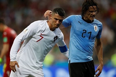 Hình ảnh Ronaldo dìu Cavani gặp chấn thương khỏi sân. Ảnh: FIFA