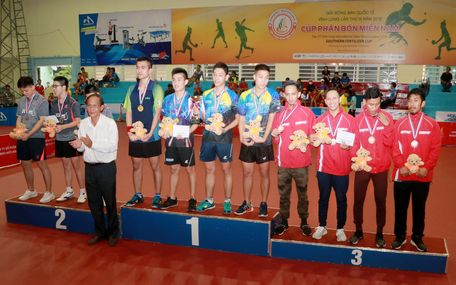 Ông Nguyễn Thanh An- Phó Giám đốc Sở Văn hoá, Thể thao- Du lịch tỉnh Vĩnh Long trao thưởng cho các VĐV đạt giải đồng đội nam quốc tế.