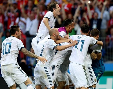 Niềm vui chiến thắng của các tuyển thủ Nga khi họ vượt qua đối thủ nặng ký Tây Ban Nha để vào tứ kết. (Nguồn: THX/TTXVN)