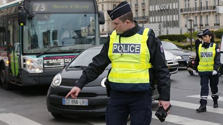 Cảnh sát giao thông Pháp ngăn chận một xe vi phạm giao thông - Ảnh: AFP