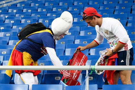  Các fan Nhật vẫn ở lại khán đài để nhặt rác sau trận đấu - Ảnh: GETTY