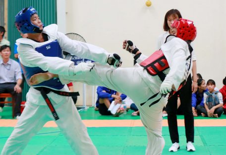 Trận đấu của VĐV tam Bình (trái) tại giải Taekwondo Đại hội TDTT tỉnh Vĩnh Long lần thứ 8.