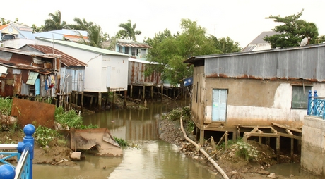 Người dân sống ven kinh rạch cơi nới nhà cửa làm hạn chế dòng chảy.