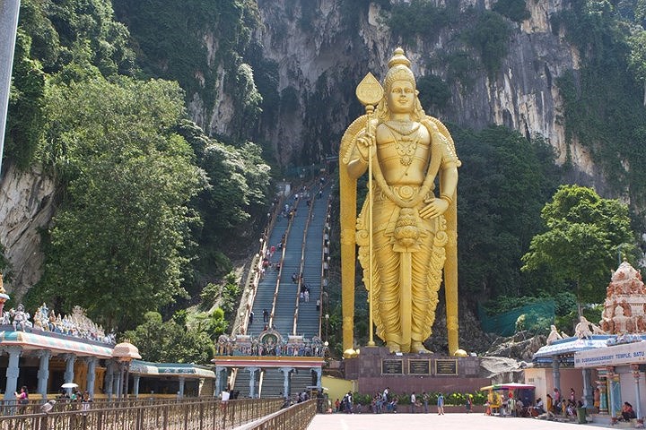 Theo người Malaysia, động Batu là nơi thiêng liêng nhất của tín đồ đạo Hindu tại Malaysia. Ảnh: Bức tượng thần Murugan cao 43 m được sơn nhũ vàng lấp lánh, đứng trước lối vào động.