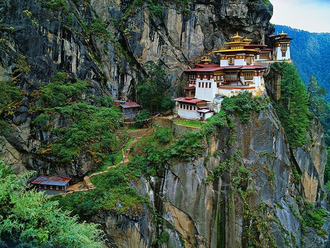Tu viện Paro Taktsang, Bhutan nằm cheo leo trên vách núi ở độ cao 3.120 mét. Tu viện còn có tên gọi khác là 