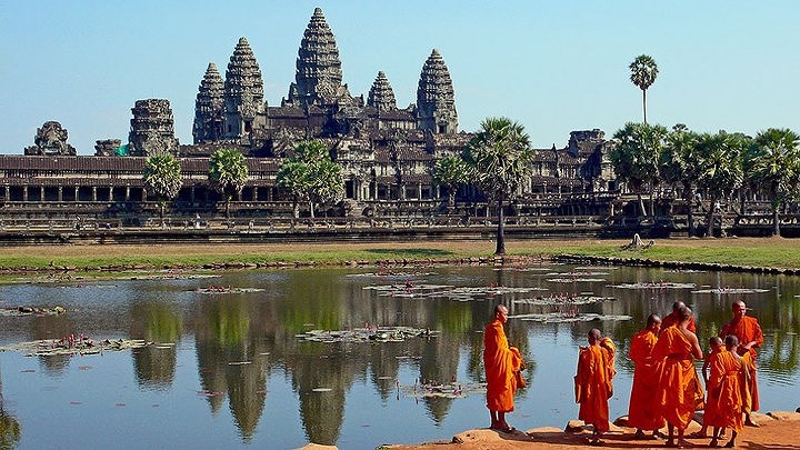 Angkor Wat được UNESCO công nhận là Di sản thế giới năm 1992, trở thành biểu tượng văn hóa tiêu biểu của Campuchia, là quần thể phức hợp của hơn 1.000 đền đài, lăng mộ có tuổi thọ lên đến 700 năm.