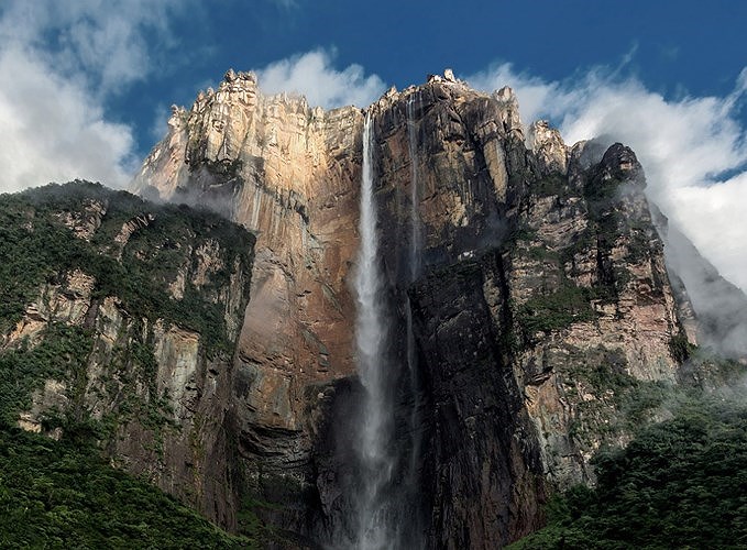 Angel là thác nước cao nhất thế giới nằm ở Venezuela, là một trong những điểm thu hút du lịch phổ biến nhất của những người yêu thiên nhiên trên thế giới.