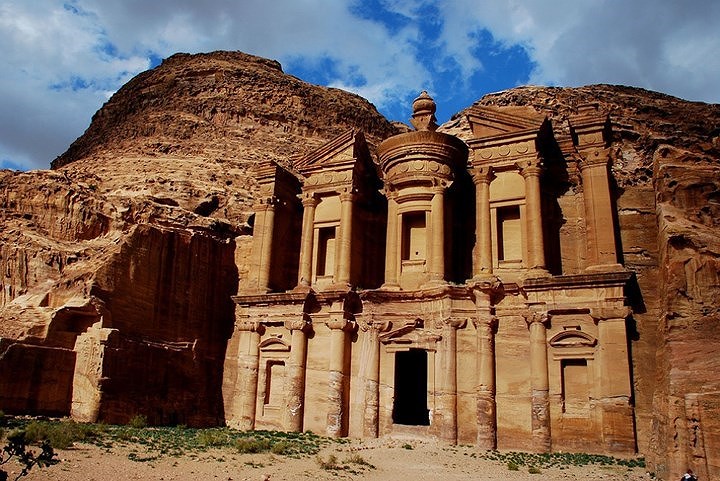 Petra ở Jordan là một thành phố cổ được xây dựng ngay trên các vách đá từ cách đây hơn 2.000 năm. Năm 2007, Petra được UNESCO công nhận là một trong số bảy kỳ quan mới của thế giới.