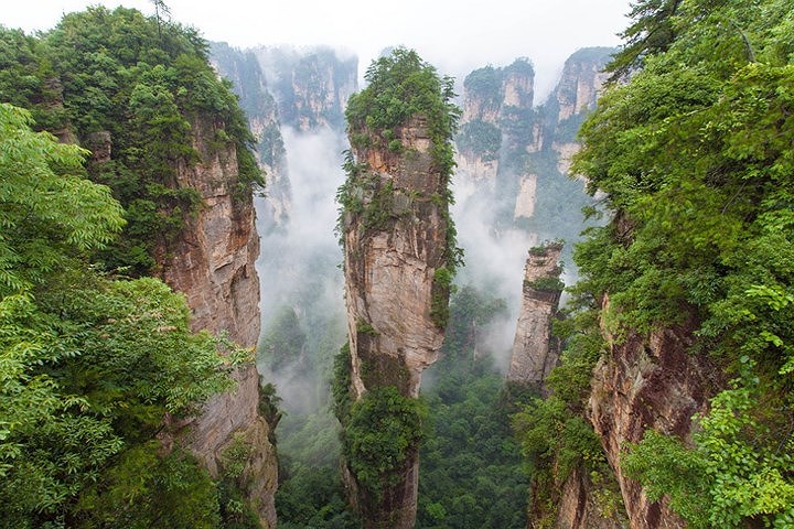 Núi Tianzi nằm tại vùng Trương Gia Giới của tỉnh Hồ Nam, Trung Quốc, được ví như một bức tranh thiên nhiên tuyệt đẹp với hàng nghìn ngọn núi nhỏ và cao chót vót xếp cạnh nhau. Địa điểm này từng được chọn làm bối cảnh trong bộ phim 