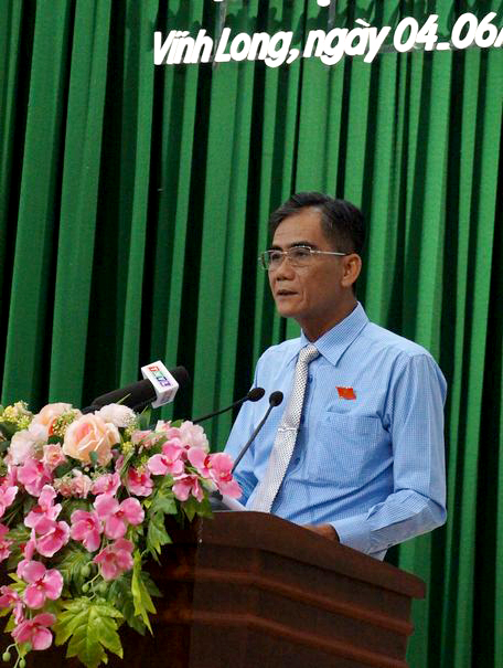 hó Chủ tịch Thường trực UBND tỉnh- Lê Quang Trung báo cáo tình hình thực hiện kế hoạch phát triển kinh tế - xã hội 6 tháng đầu năm và những nhiệm vụ, giải pháp 6 tháng cuối năm.