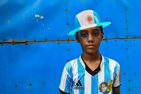Một fan nhí của chân sút số một thế giới Lionel Messi ở ngoại ô thủ đô Dhaka - Ảnh: AFP
