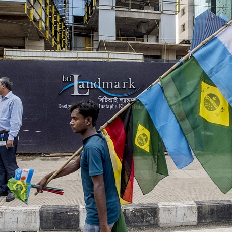Một người bán dạo cờ các nước tham gia World Cup 2018 ở Bangladesh - Ảnh: BLOOMBERG