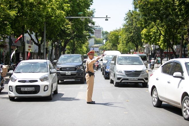 Với những cán bộ, chiến sĩ CSGT, việc người dân chấp hành nghiêm chỉnh luật giao thông là nguồn động viên để những người lính “phơi mình” chống chọi với đợt nắng nóng đỉnh điểm này.