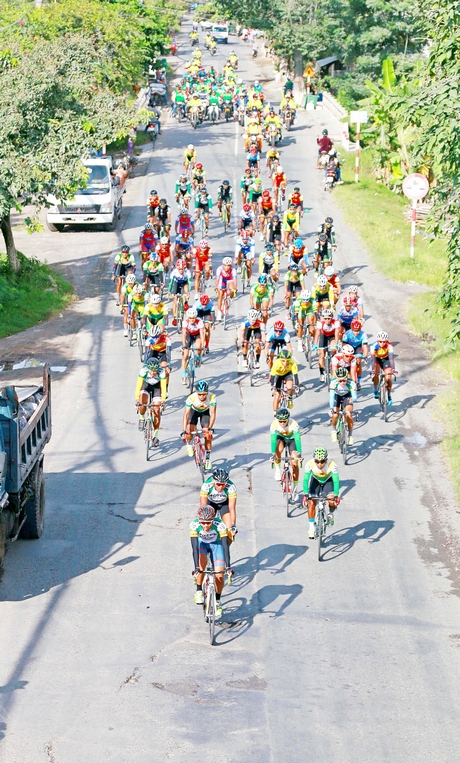  Các tay đua tại mùa Giải Xe đạp ĐBSCL- tranh Cúp Gạo Hạt ngọc trời lần thứ 26- 2017.
