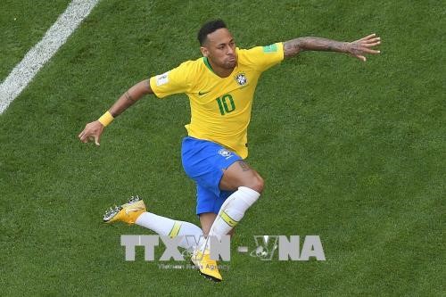 Cầu thủ Neymar của Brazil mừng bàn thắng trong trận đấu Brazil - Mexico ở Samara ngày 2/7. Ảnh: AFP/TTXVN