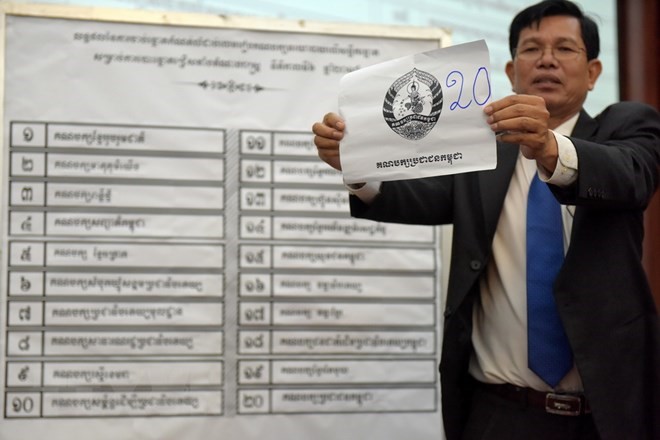 Nhân viên Ủy ban Bầu cử quốc gia Campuchia công bố số thứ tự tham gia tổng tuyển cử của đảng Nhân dân Campuchia (CPP) cầm quyền tại buổi lễ ở Phnom Penh ngày 29/5. (Nguồn: AFP/TTXVN)