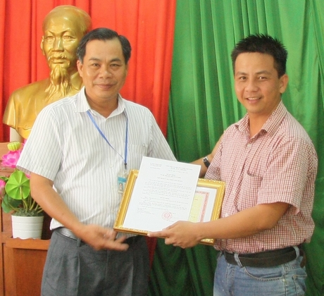 Phó trưởng Phòng Nội vụ,  Phó chủ tịch Hội đồng thi đua khen thưởng huyện Long Hồ trao giấy khen cho anh Giang