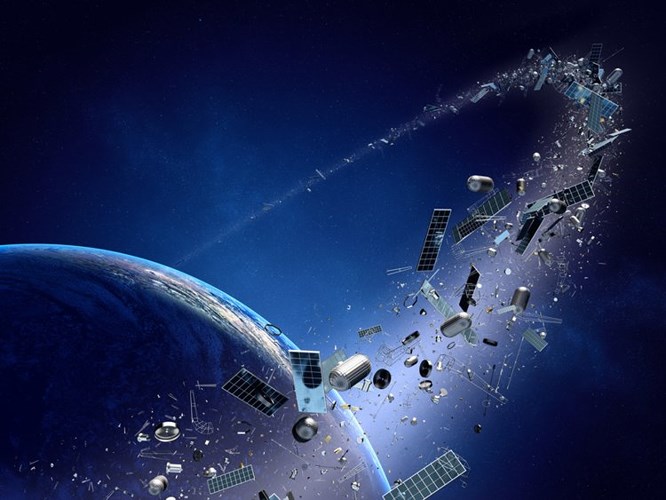 Không gian cũng có đầy “rác”: “Rác” ở đây là những mảnh vụn của các tên lửa và các vệ tinh. Những mảnh vụn này vô cùng nguy hiểm bởi chúng có thể gây nên phản ứng dây chuyền khi các vật thể va chạm với nhau và cản trở việc du hành trong không gian.