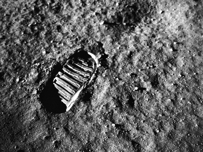 Bước chân của các nhà du hành vũ trụ trên tàu Apollo vào năm 1969 trên mặt trăng có thể tồn tại từ 10 tới 100 triệu năm.