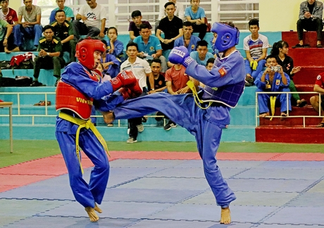 Trận đấu Quốc Duy (BCH Quân sự tỉnh, giáp xanh) thắng Tấn Sang (Long Hồ) ở hạng cân 45kg nam.