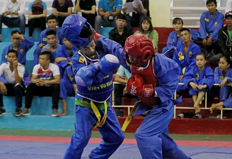 Phước Trung (TX Bình Minh, giáp đỏ) thắng Văn Quân (Bình Tân) ở hạng cân 42kg nam.