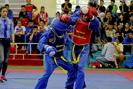 Đình Duy (Mang Thít, giáp đỏ) thắng Khánh Nguyên (Long Hồ) ở hạng cân 42kg nam.
