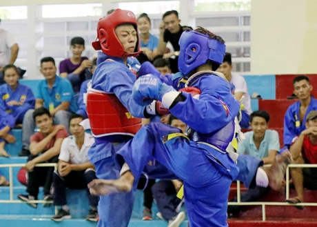 Thanh Huy (TX Bình Minh, giáp đỏ) thắng Trung Thật (Tam Bình) ở hạng cân 45kg nam.