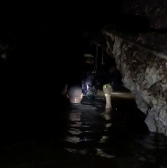 Lực lượng cứu hộ bên trong một hang ngập nước trong chiến dịch giải cứu hôm 10/7. Ảnh: Reuters
