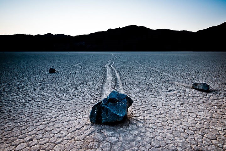Racetrack Playa là một vùng đất khô cằn, nằm ở phía tây nam thung lũng chết (Death Valley) thuộc công viên quốc gia California, Mỹ. 