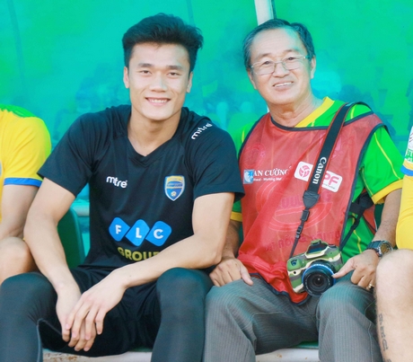 Thủ môn Bùi Tiến Dũng chụp ảnh với nhà báo Dương Thu (Báo Vĩnh Long), trong trận đấu vòng 14 (16/6) trên sân Cần Thơ.