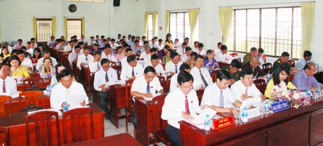 Các đại biểu nghe báo cáo tình hình phát triển kinh tế- xã hội huyện Tam Bình.