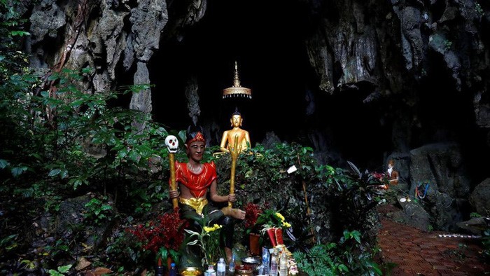 Tượng Phật trước cửa hang Tham Luang - ảnh: Hindustian Times