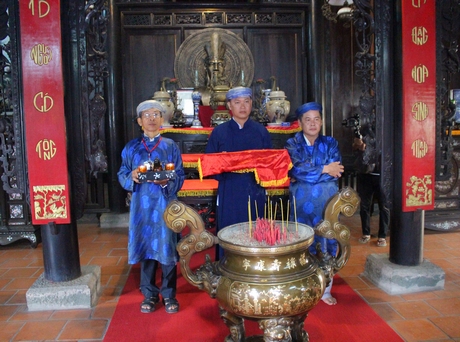 Ban quản lý di tích và Ban Hội Hương đình đến Bảo tàng tỉnh để thỉnh sắc thần của đình Tân Giai.