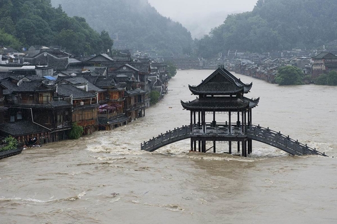 Mưa lớn và bão trong nhiều ngày qua khiến hàng triệu người dân trên khắp Trung Quốc phải vật lộn trong điều kiện sinh hoạt khó khăn, trong khi hàng ngàn người khác chịu thiệt hại nặng nề về tài sản, RT đưa tin.
