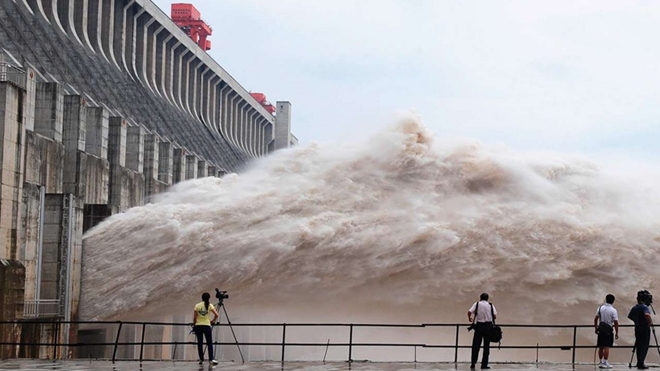 Theo Xinhuanews, giới chức Trung Quốc đã cho xả nhiều hồ thuỷ điện để giảm áp lực, chuẩn bị cho các đợt mưa kéo dài vài ngày tới có thể làm tình trạng tồi tệ hơn. Tính đến ngày 13-7, nước từ 241 con sông tại 24 tỉnh của Trung Quốc đã dâng quá cao và tràn ra các khu dân cư gây lũ lụt.