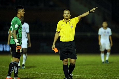 Trọng tài Nguyễn Đình Thái quyết định cho thủ môn Hưng 1 thẻ đỏ trực tiếp ở phút 89