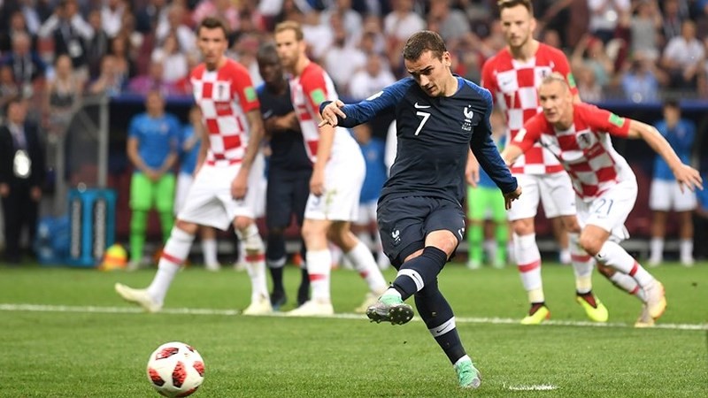 Griezmann nâng tỉ số lên 2-1 cho Pháp.