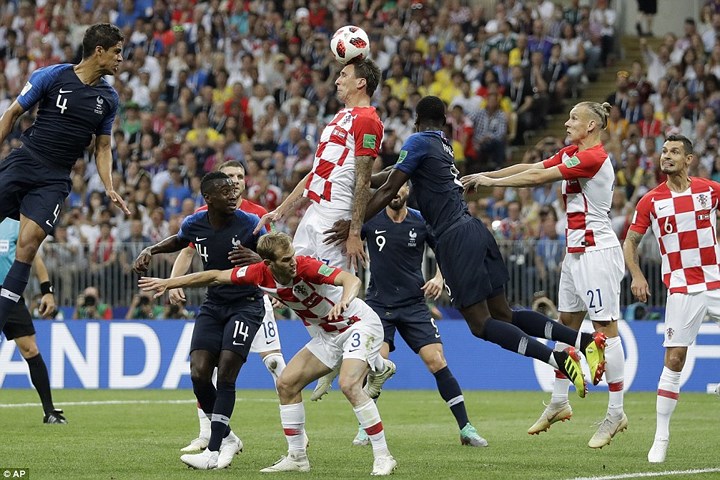 Tuy nhiên, Pháp mới là đội có bàn mở tỉ số trước ở phút 18 (Ảnh: AP).