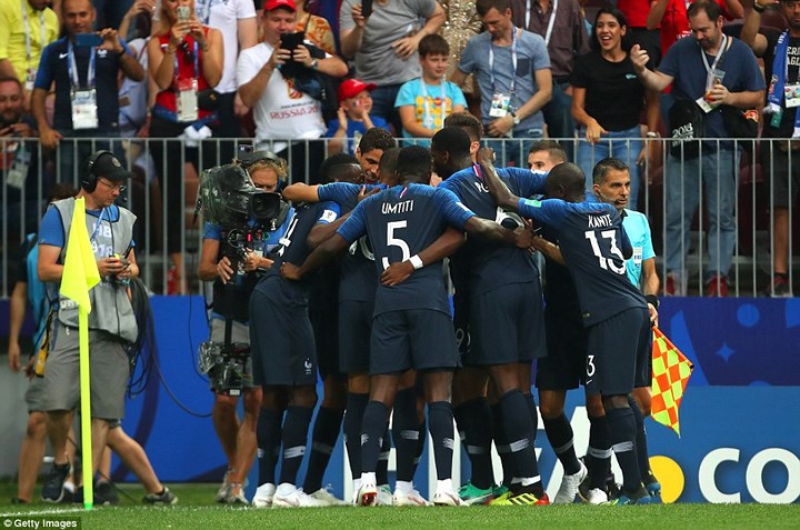 Các cầu thủ Pháp ăn mừng bàn mở tỉ số (Ảnh: Getty).