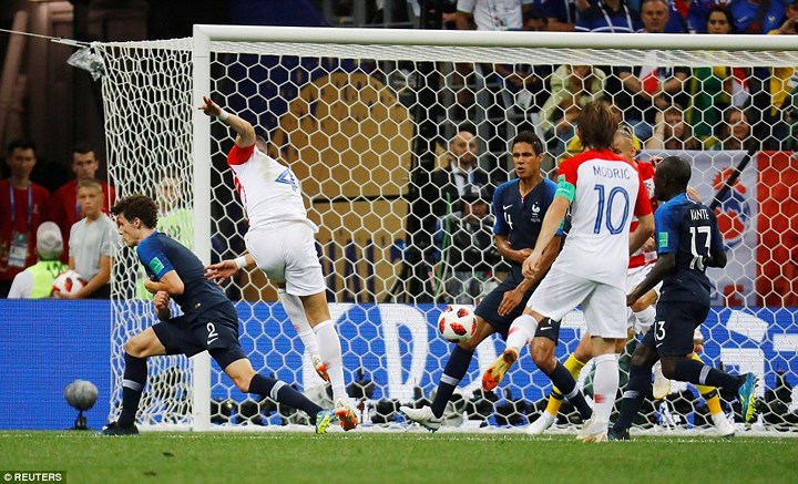 Cú sút của Perisic đập chân Varane khiến thủ môn của Pháp không có cơ hội cản phá A(nhr: Reuters).