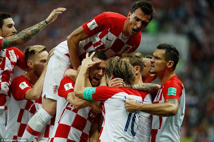 Niềm vui của các cầu thủ Croatia sau bàn gỡ hòa 1-1 (Ảnh: AFP).