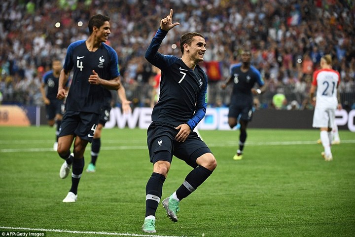 Antoine Griezmann ăn mừng bàn thắng nâng tỉ số lên 2-1 (Ảnh: AFP).