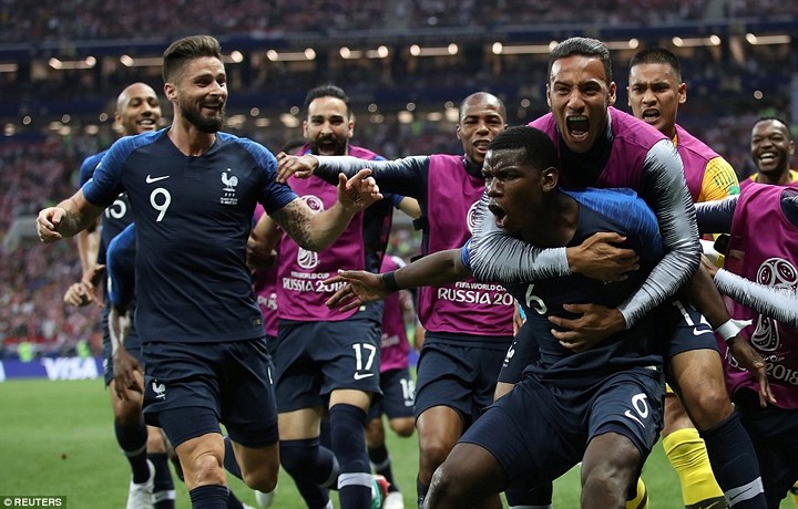 Niềm vui của các cầu thủ Pháp sau bàn thắng của Pogba (Ảnh: Reuters).