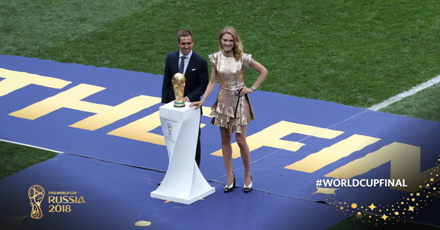 Philipp Lahm giới thiệu chiếc cúp vàng World Cup, hoặc Pháp, hoặc Croatia sẽ mang về nước sau trận đấu chung kết